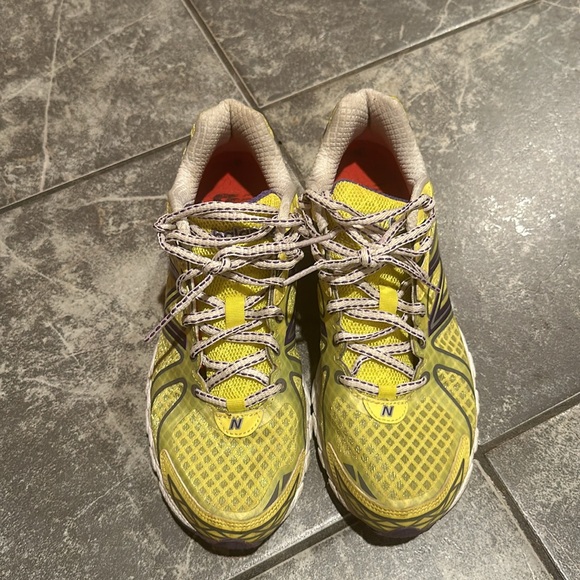 New Balance women’s 870 V3 running shoes yellow and purple - Picture 7 of 8